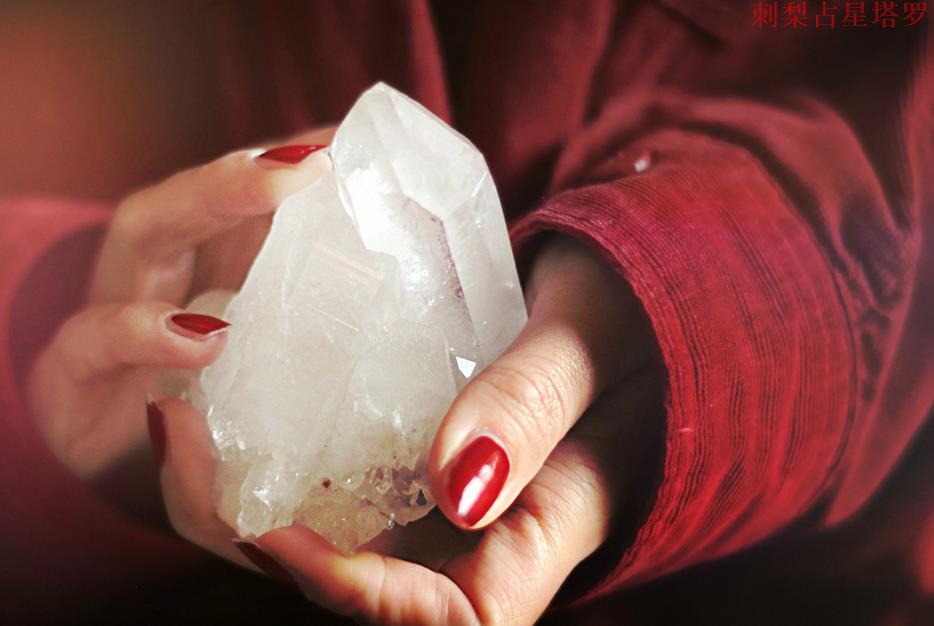 利用水晶的自然能量来清理，疗愈 