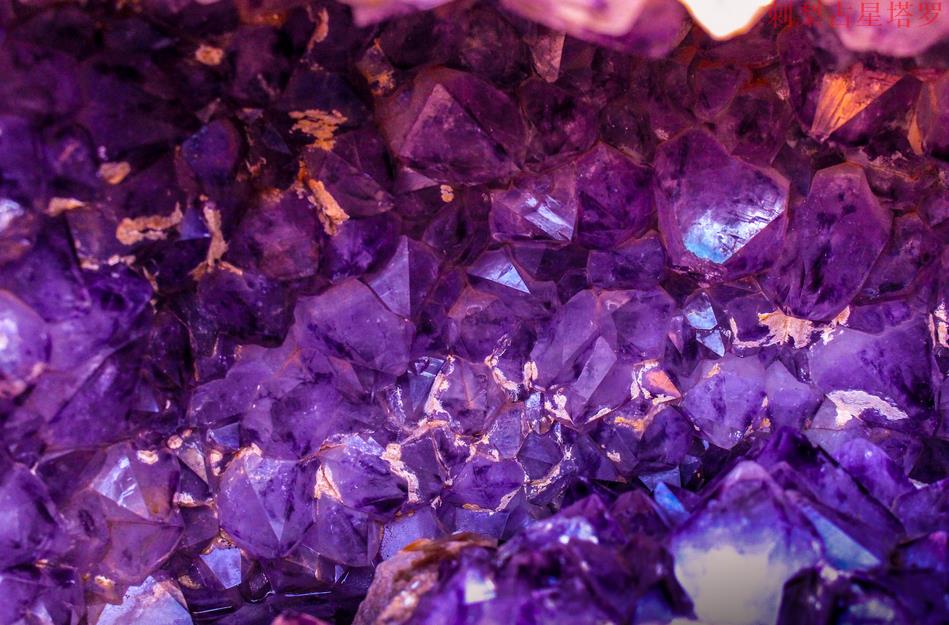 【水晶能量石百科】紫水晶丨感官与灵魂的神秘乐章